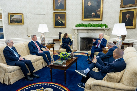 Semne de optimism la Washington: Biden şi McCarthy speră să ajungă la un acord privind plafonul de îndatorare al SUA. Preşedintele îşi scurtează turneul în Asia pentru a putea negocia