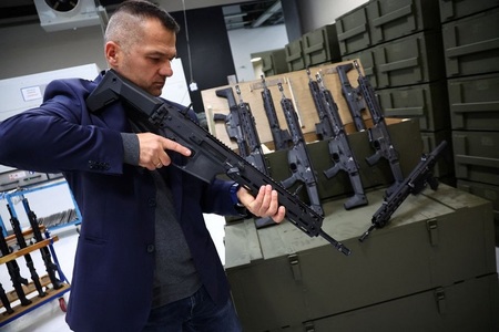 Analiză Reuters: Producătorii de arme din Europa Centrală caută soluţii pentru a face faţă cererii puternice declanşată de războiul din Ucraina