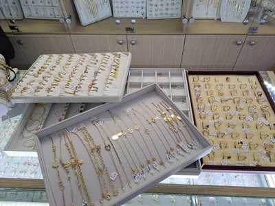 Peste 1,5 kilograme de obiecte din aur, confiscate de către inspectorii ANAF de la case de amanet şi bijuterii din Arad