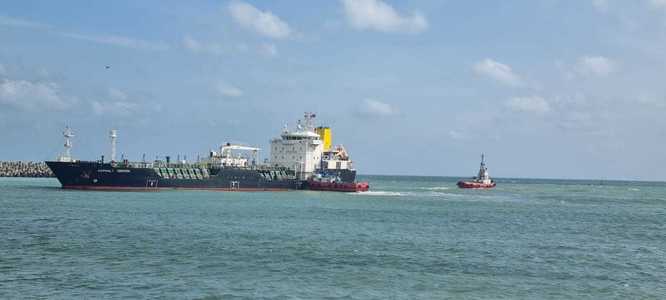 O navă a eşuat în timpul manevrei de intrare în Portul Mangalia, fără a bloca şenalul navigabil 
