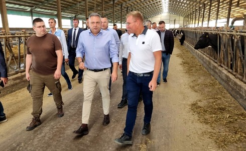 Ministrul Agriculturii, vizită la mai multe obiective de investiţii din judeţul Timiş / Barbu: În urma discuţiilor purtate cu crescătorii de bovine, am decis ca din 2024 să schimbăm modul în care se acordă Ajutorul Naţional Tranzitoriu