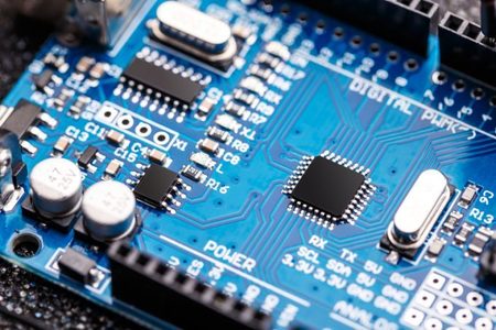Declin al acţiunilor Nvidia şi ale altor producători de semiconductori, după noi restricţii anunţate de SUA privind exporturile de cipuri AI în China
