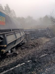 Două vagoane ale unui tren de marfă care circula pe relaţia Dragoteşti - Turceni au deraiat şi un al treilea s-a răsturnat - FOTO