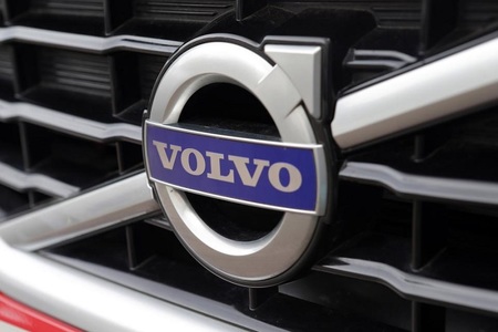 Titlurile Volvo Cars au scăzut vineri cu până la 14%, din cauza unei vânzări de acţiuni de către compania mamă Geely