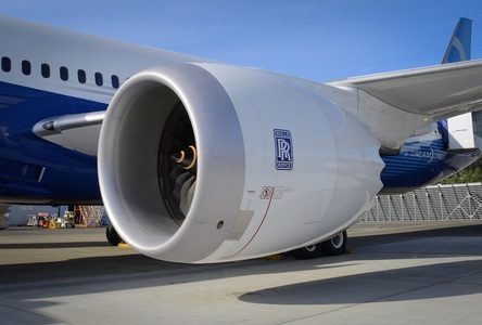 Şeful operatorului aerian Emirates Air din Dubai a îndemnat Rolls-Royce să se concentreze pe performanţa motoarelor sale