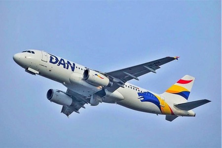Aproximativ 10.600 de pasageri au călătorit cu DAN AIR, de la Bacău, în prima lună de când compania operează de pe acest aeroport/ 89% din zboruri, fără întârzieri/ Noi destinaţii în programul de vară