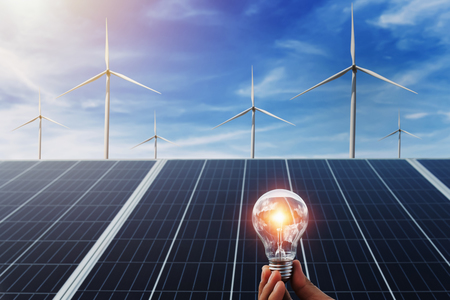 Agenţia Naţională pentru Protecţia Mediului: 3 milioane de panouri fotovoltaice au primit aprobare de mediu doar în judeţul Arad. În Botoşani se construieşte un parc eolian de 138 MW
