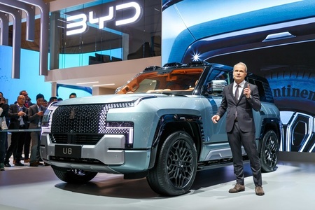 BYD a prezentat la Geneva SUV-ul hibrid de lux Yangwang U8, care poate să plutească