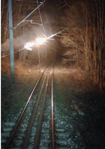 CFR: Circulaţie feroviară oprită temporar între staţiile Lunca Bradului şi Răstoliţa, pentru îndepărtarea unui copac căzut pe firul de contact / Două trenuri oprite în zonă - VIDEO