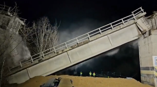 A început demolarea pasajului de cale ferată de peste DN1, în zona Câmpina / Structura risca să se prăbuşească - FOTO, VIDEO