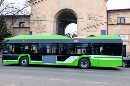 Nicuşor Dan anunţă că 400.000 de pasageri au circulat cu troleibuzele Solaris în prima lună / Următoarele troleibuze care ajung în Bucureşti vor fi distribuite pe liniile 70 şi 90
