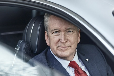 Liderul Bentley, Adrian Hallmark, şi-a dat demisia şi va deveni director general al Aston Martin