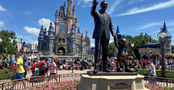 Parcurile tematice sunt principala sursă de venituri pentru Disney, iar compania va investi 60 de miliarde de dolari în acestea