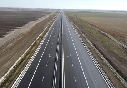 INS: La finalul anului 2023 România avea 997 km de autostradă. Lungimea reţelei de drumuri publice totaliza 86.388 km, din care aproape 27% erau drumuri pietruite şi de pământ