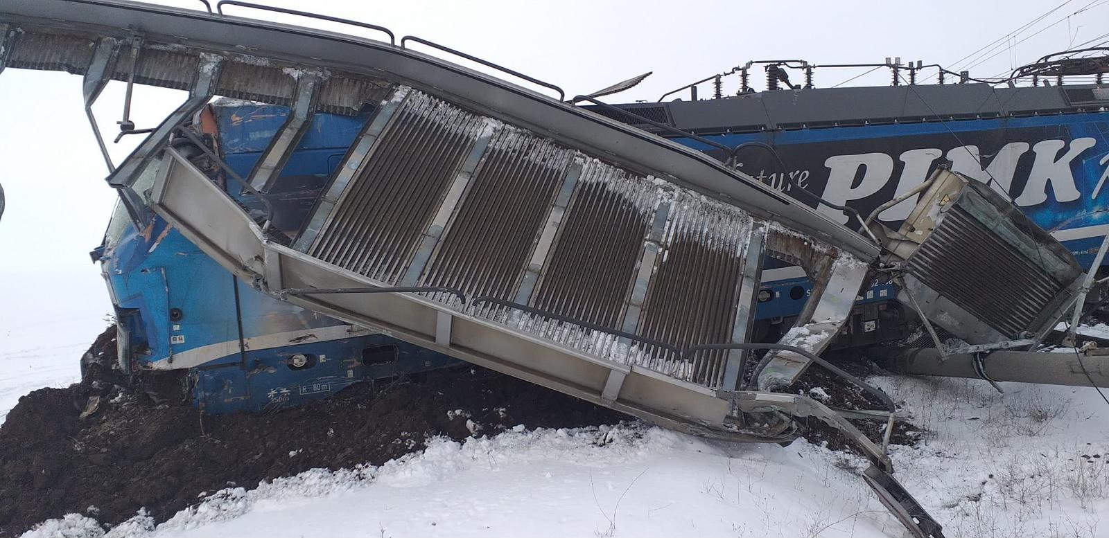 Accident feroviar în judeţul Olt – Al treilea vagon aparţinând operatorului Rail Cargo Carrier România, repus pe şină / Se lucrează pentru repunerea în gabarit a locomotivei operatorului PIMK Rail