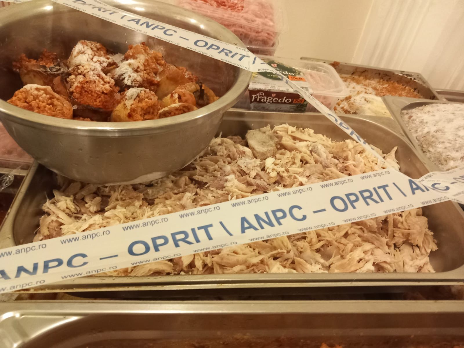 Restaurant din Parlament, închis de ANPC / S-au găsit produse expirate, dar şi măncăruri ţinute la temperaturi necorespunzătoare / Mizerie în frigidere şi la hotă – FOTO