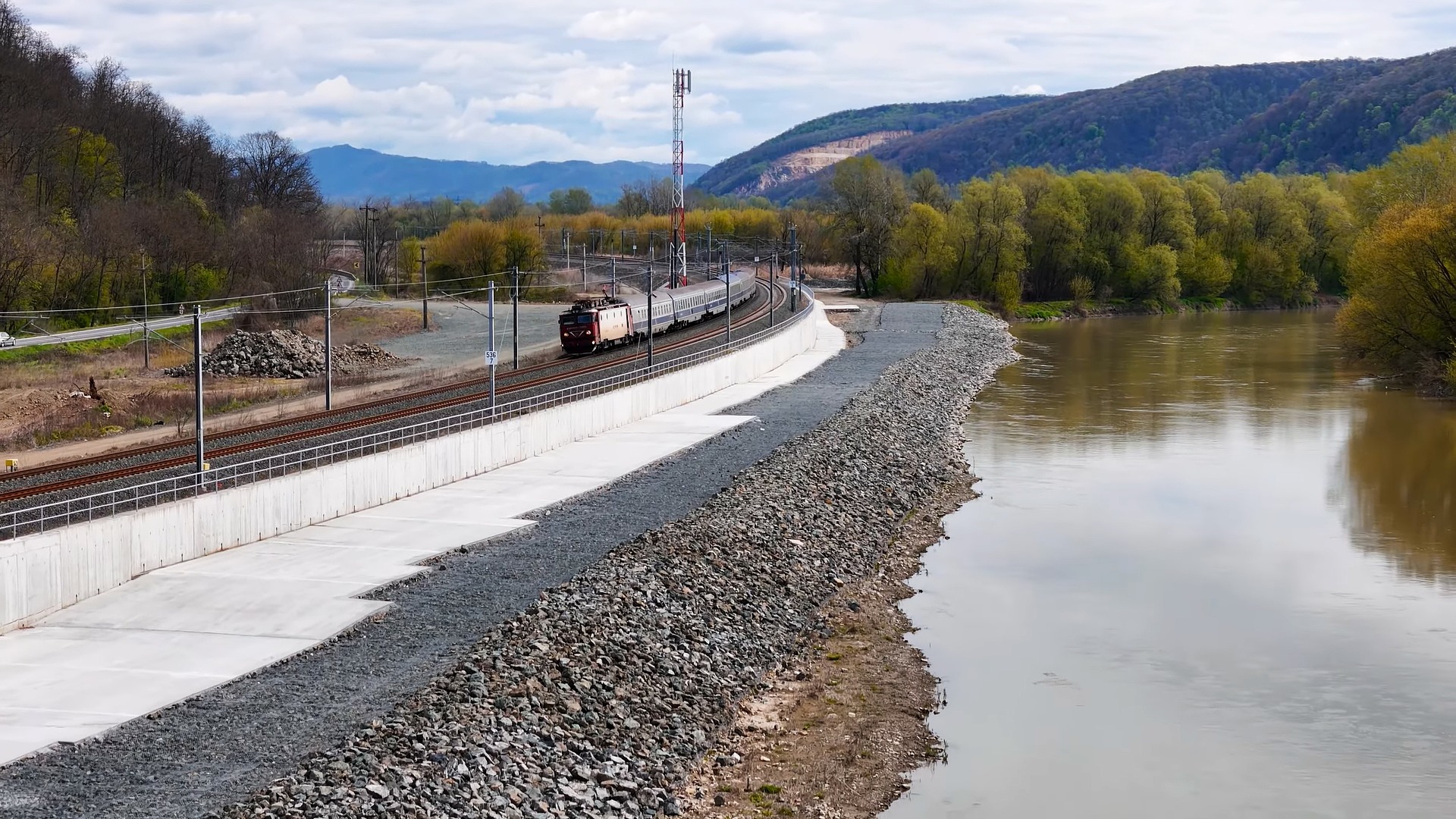 Asociaţia Pro Infrastructură: În câteva săptămâni ar trebui să avem primul tren care trece prin tunelul Bătuţa, după 4 ani şi jumătate de întârziere / La început se va merge încet, mai ales pe poduri