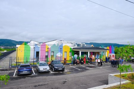 Ministrul Dezvoltării, Cseke Attila: Începând de astăzi, municipiul Râmnicu Vâlcea are o a doua creşă nouă şi prietenoasă cu mediul! Am inaugurat cea de-a 19-a creşă construită în cadrul Programului guvernamental de construire de creşe ”Sfânta Ana”