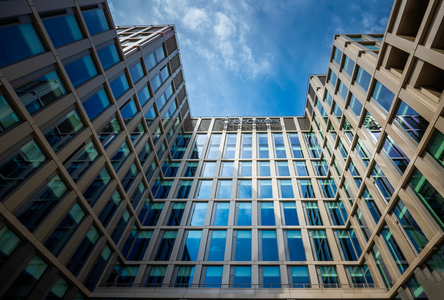 Colliers: Clădirile care includ cafenele şi zone de relaxare şi au acces direct la metrou sunt ocupate mai repede şi atrag mai uşor chiriaşi, înregistrând o rată medie de neocupare de doar 7%, faţă de 26% în cazul clădirilor tradiţionale