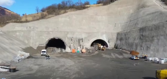 Directorul CNAIR: Au început operaţiunile de dinamitare necesare construirii tunelului Robeşti, de pe secţiunea 2 a Autostrăzii Sibiu- Piteşti / Tunelul va avea o lungime de aproape un kilometru - FOTO, VIDEO