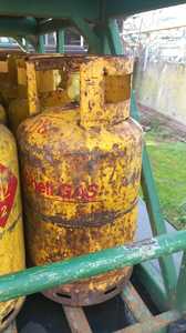 Amenzi de peste 3,2 milioane de lei, date de comisarii ANPC în această săptămână / Printre nereguli: butelii cu urme de coroziune şi rugină, vânzarea produselor cu nicotină către minori, infiltraţii şi mucegai în spaţii de cazare - FOTO