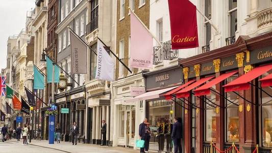 Cushman & Wakefield: Cele mai scumpe artere comerciale din lume sunt New Bond Street din Londra, Via Montenapoleone din Milano şi Upper Fifth Avenue din New York. Calea Victoriei ocupă locul 39 în clasamentul celor mai scumpe artere comerciale din lume