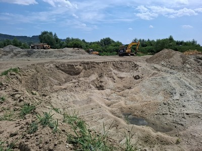 Ministrul Mediului afirmă că un control al Gărzii de Mediu arată că o balastieră din patru desfăşoară activitatea ilegal / Cât priveşte deşeurile aruncate pe câmp, ministrul Mediului afirmă că primăriile trebuie să le ridice