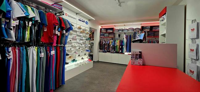 Producătorul român de uniforme medicale TAG investeşte peste 1 milion de euro în modernizarea reţelei de magazine de uniforme medicale şi de tehnică medicală. Compania ia în calcul să se extindă internaţional