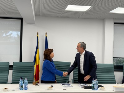 Distribuţie Energie Electrică Romania semnează cel mai mare contract din istoria companiei: achiziţionează 1,1 milioane de contoare inteligente cu 291,6 milioane lei, fără TVA