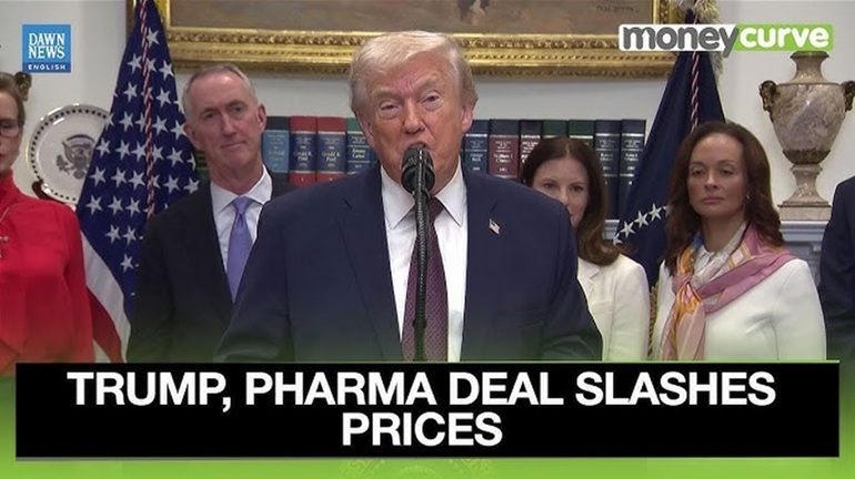 Donald Trump semnând acordul cu reprezentanți ai companiilor farmaceutice pentru reducerea prețurilor medicamentelor în programul Medicaid | sursa foto: News.ro