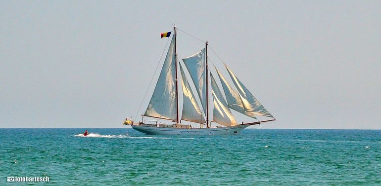 Navigatori români pe puntea unei nave în zone cu risc ridicat, discutând creșterea salariilor pentru 2026 în contextul maritim actual. | sursa foto: News.ro