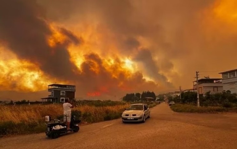 Locuință avariată de incendiu cu pompieri intervenind pentru stingerea flăcărilor, exemplu de despăgubiri asigurări pentru incendii locuințe și calamități naturale. | sursa foto: News.ro Locuință avariată de incendiu cu pompieri intervenind pentru stingerea flăcărilor, exemplu de despăgubiri asigurări pentru incendii locuințe și calamități naturale. | sursa foto: News.ro