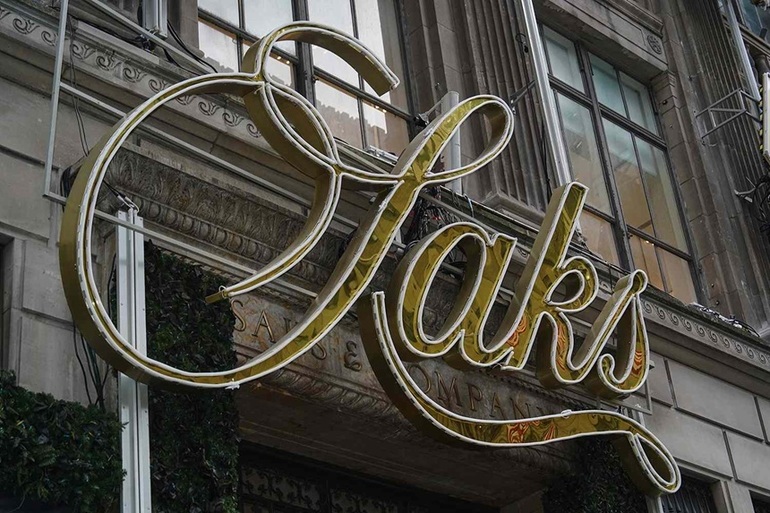 Sediul Saks Global cu logo-ul companiei, simbolizând falimentul și reorganizarea Capitolul 11 cu finanțare debitor de 1,75 miliarde dolari | sursa foto: News.ro Sediul Saks Global cu logo-ul companiei, simbolizând falimentul și reorganizarea Capitolul 11 cu finanțare debitor de 1,75 miliarde dolari | sursa foto: News.ro