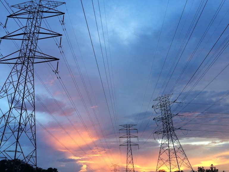 Grafic cu evoluția export energie electrică România și producție energie regenerabilă în 2025, comparând consum energie electrică și surse diverse | sursa foto: News.ro