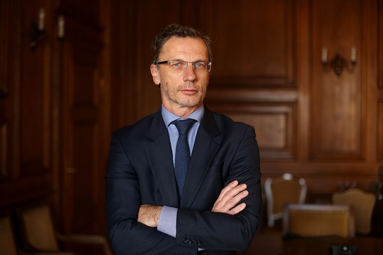 Boris Vujcic vorbind la o conferință, reprezentând Banca Centrală Europeană și discutând politica monetară europeană. | sursa foto: News.ro