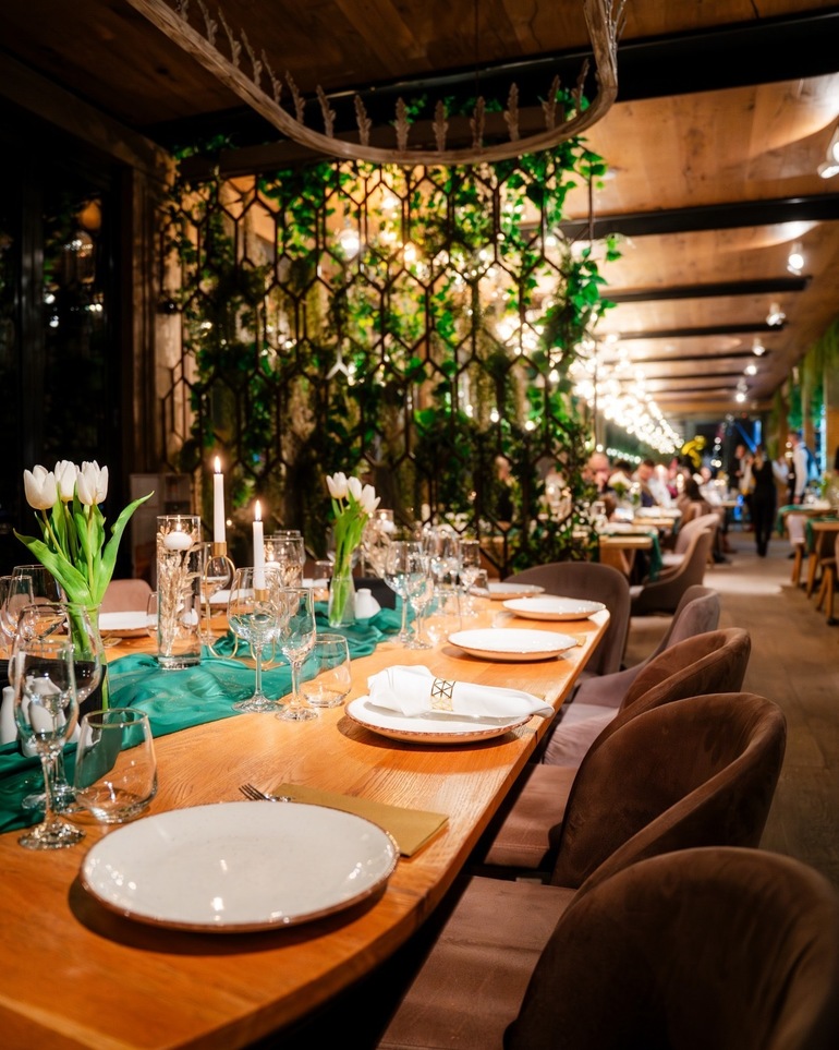 Clienți într-un restaurant din HoReCa România afectat de presiunea fiscală, ilustrând schimbări în comportamentul consumului în 2026. | sursa foto: News.ro Clienți într-un restaurant din HoReCa România afectat de presiunea fiscală, ilustrând schimbări în comportamentul consumului în 2026. | sursa foto: News.ro