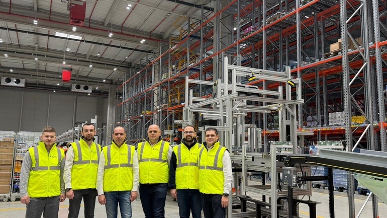 Interiorul depozitului Dragomirești cu roboți și sisteme automate de sortare, exemplificând automatizare logistică și inteligență artificială. | sursa foto: News.ro