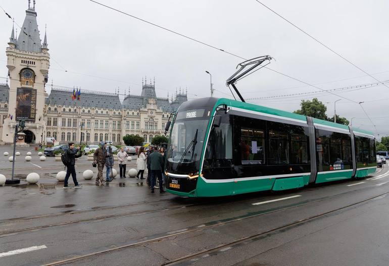 Inel de circulaţie Iaşi în jurul Palatului Culturii cu lucrări de reabilitare linii tramvai și tramvaie noi achiziţie în proces de implementare. | sursa foto: News.ro