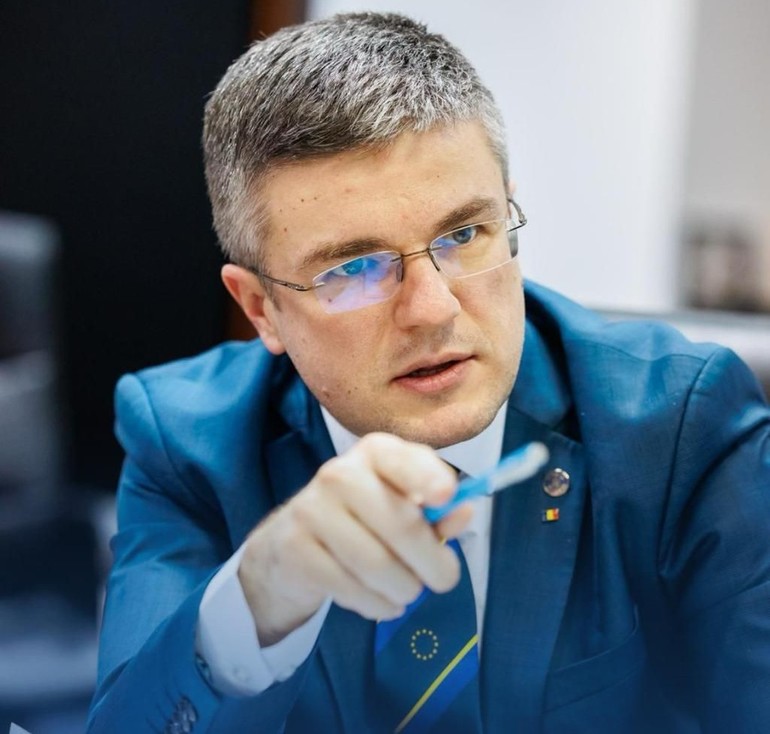 Reprezentanți guvernamentali discutând în ședință despre plata salariilor companiilor în dificultate prin Fondul de Garantare și sprijin angajați | sursa foto: News.ro