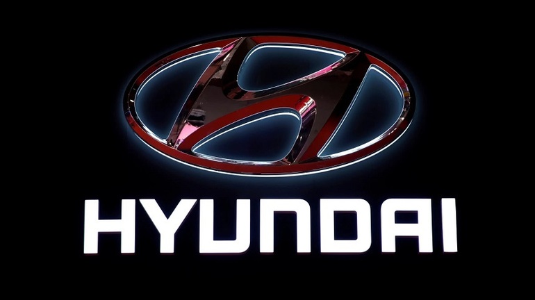 Container port încărcând camioane cu vehicule Hyundai, ilustrând impactul războiului asupra exporturilor, lanțurilor aprovizionare și costurilor logistice | sursa foto: News.ro