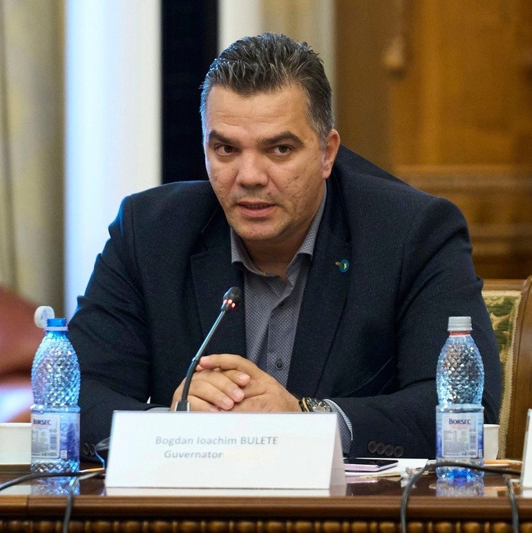 Bogdan Bulete prezentând organigrama direcției mamut ARBDD, evidențiind conflict de interese și necesitatea reorganizării ARBDD. | sursa foto: News.ro