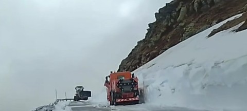 Drumarii deszăpezesc Transalpina şi Transfăgărăşanul şi fac eforturi pentru finalizarea operaţiunilor pentru redeschiderea traficului – VIDEO