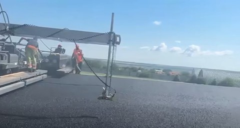 CNAIR: Se asfaltează primii kilometri ai lotului 3 Mirceşti - Paşcani de pe Autostrada Moldovei - FOTO/ VIDEO