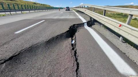 DRDP Cluj a sesizat Prefectura judeţului pentru luarea măsurilor necesare în cazul surpării unei porţiuni a autostrăzii A10 Sebeş-Turda/ Zona este monitorizată permanent, iar marţi încep lucrările pentru punerea în siguranţă a sectorului afectat