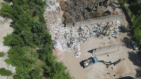 Dronele Gărzii de Mediu au depistat depozitarea ilegală de deşeuri pe un teren de 3.000 de m² din Bucureşti
