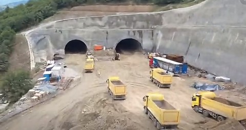 Directorul CNAIR anunţă că a fost străpunsă prima galerie a tunelului Boiţa 1, de pe lotul 2 al Autostrăzii Sibiu-Piteşti / Stadiul fizic al lucrărilor la acest tunel a ajuns la aproximativ 30% / Se pot face doar 45% din lucrările din contract