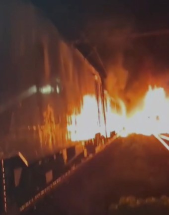 Camion cu ciment, lovit de un tren la o trecere peste calea ferată între Săcueni Roman şi Galbeni / Camionul a luat foc / Incidentul a provocat ruperea liniei de contact, intervenţia fiind de amploare