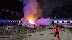 UPDATE - Cisternă cu ciment, lovită de un tren în judeţul Bacău / Cisterna a luat foc / Incidentul a provocat ruperea liniei de contact, intervenţia fiind de amploare / Pasagerii s-au evacuat / Două vagoane, afectate de căldură - VIDEO