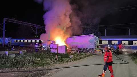 UPDATE - Cisternă cu ciment, lovită de un tren în judeţul Bacău / Cisterna a luat foc / Incidentul a provocat ruperea liniei de contact, intervenţia fiind de amploare / Pasagerii s-au evacuat / Două vagoane, afectate de căldură - VIDEO