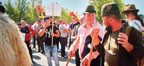 Îmbrânceli între jandarmi şi oieri, la protestul din Piaţa Presei Libere/ Forţele de ordine au folosit gaze lacrimogene/ Protestatarii cer demiterea şefului ANSVSA: „Guvernul să întoarcă capul spre popor, nu să se uite la alţii şi de noi să-şi bată joc”